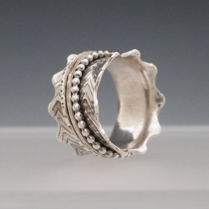 Wavy Edge Spinner Ring